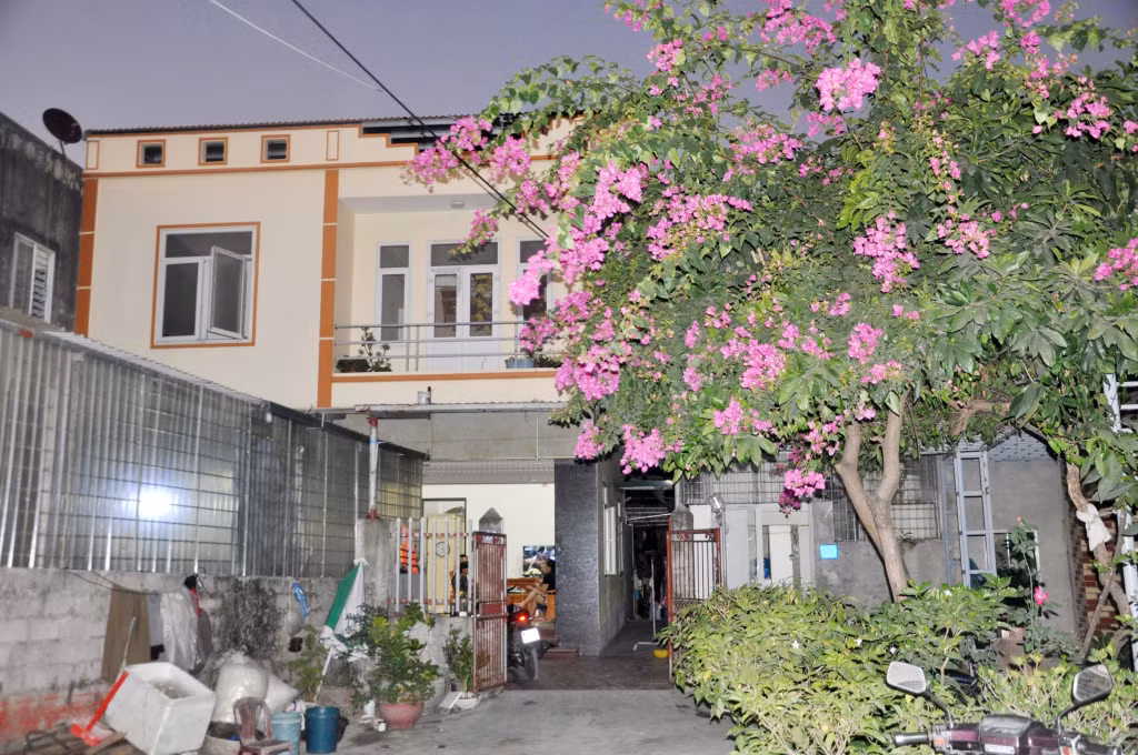 Ngôi nhà khang trang mới xây của gia đình anh, chị Nguyễn Văn Giang, Đỗ Thị Thuỳ từ nguồn hỗ trợ một phần của địa phương.