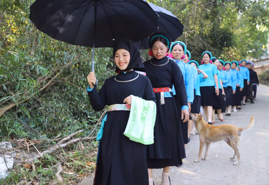 Đoàn đưa dâu của nhà gái bao gồm 2 phù dâu, 2 bạn cô dâu, 5 người là những người thân ruột thịt, bên nội, bên ngoại cô dâu