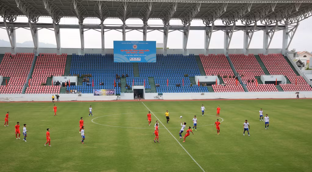 Trận đấu mở màn môn bóng đá nam Đại hội thể thao toàn quốc lần thứ IX năm 2022 giữa 2 đội Thừa Thiên Huế (áo trắng) và Vĩnh Phúc (áo đỏ).