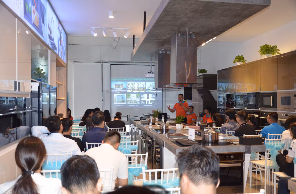 Đại diện Công ty CP Gỗ An Cường giới thiệu giải pháp 4.0 cho một căn hộ thông minh.