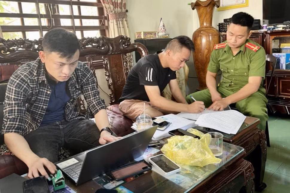 Khám xét nơi ở của đối tượng. Ảnh: CA.