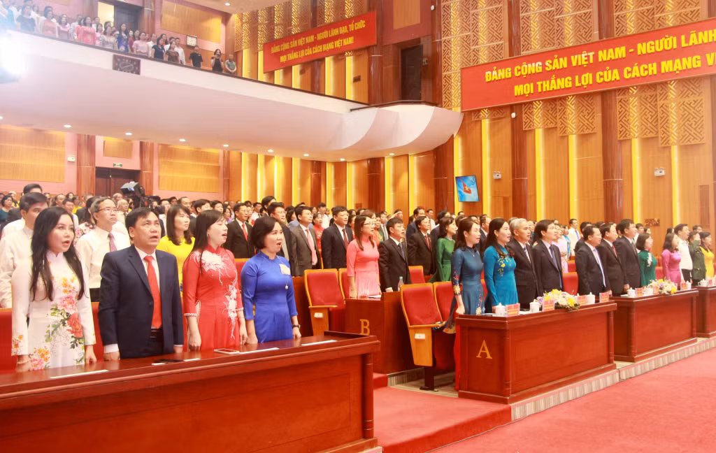 Các đại biểu làm lễ chào cờ.