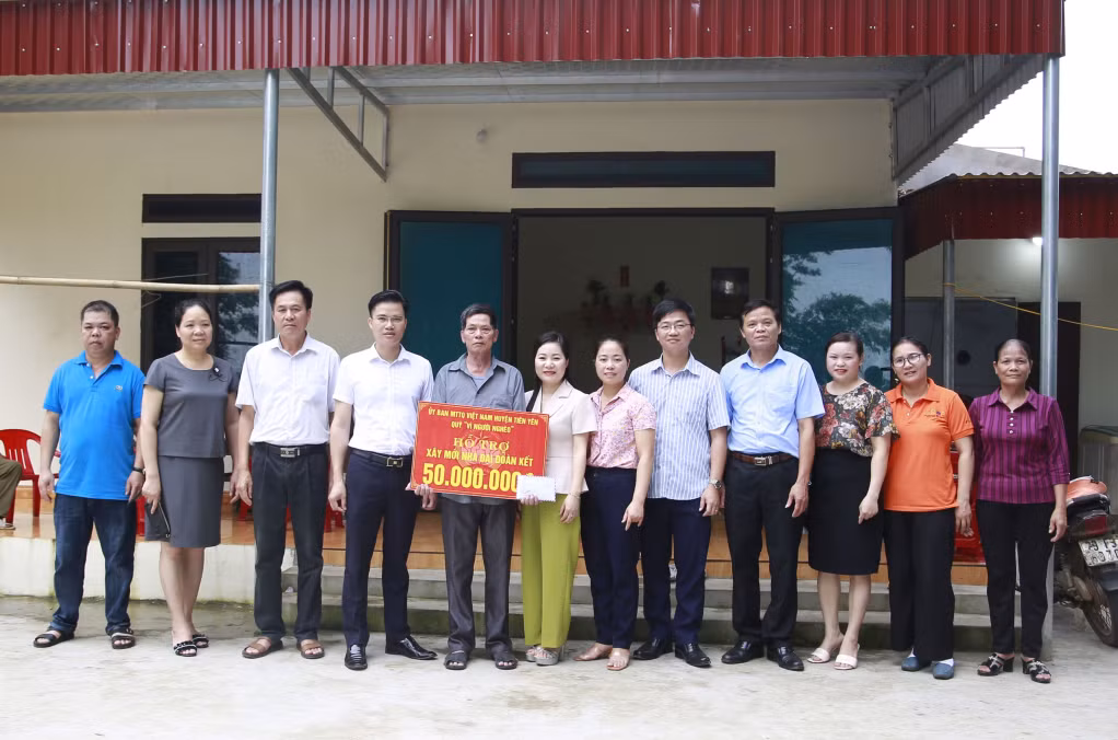 Ủy ban MTTQ huyện bàn giao nhà "Đại đoàn kết" cho hộ nghèo xã Đông Ngũ.