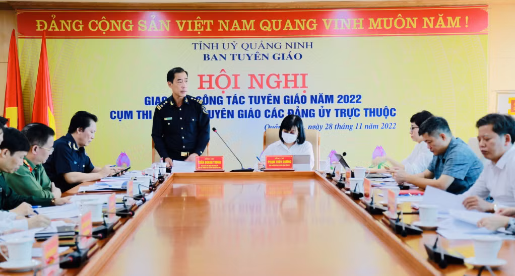 Đồng chí Trần Quang Trung, Phó Bí thư Đảng ủy, Phó Cục trưởng Cục Hải quan tỉnh phát biểu tại hội nghị.
