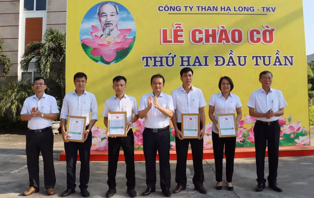 Đảng ủy Công ty Than Hạ Long trao danh hiệu: “Người thợ mỏ - Người chiến sĩ” cho công nhân tiêu biểu.