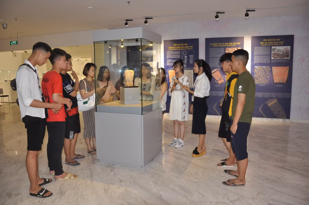 Du khách tham quan không gian trưng bày Bình gốm Đầu Rằm tại Bảo tàng Quảng Ninh.