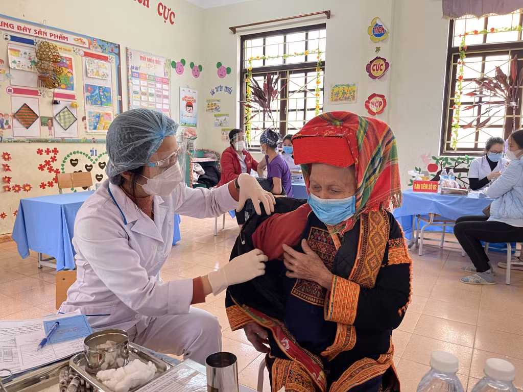 Lực lượng y tế tiêm vắc-xin phòng Covid-19 cho người dân xã Thanh Lâm (huyện Ba Chẽ).