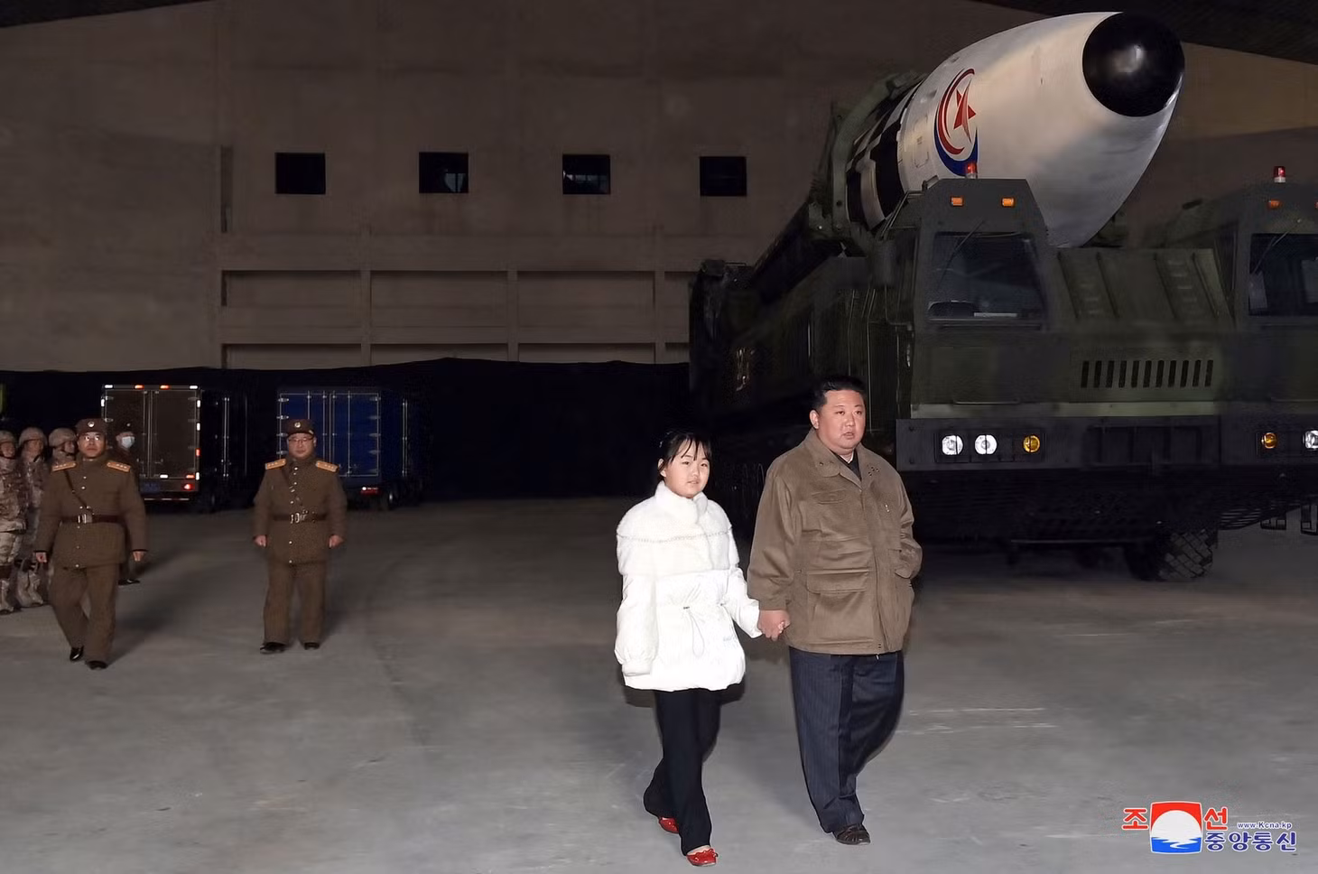 Nhà lãnh đạo Triều Tiên và con gái. Ảnh: AFP/KCNA