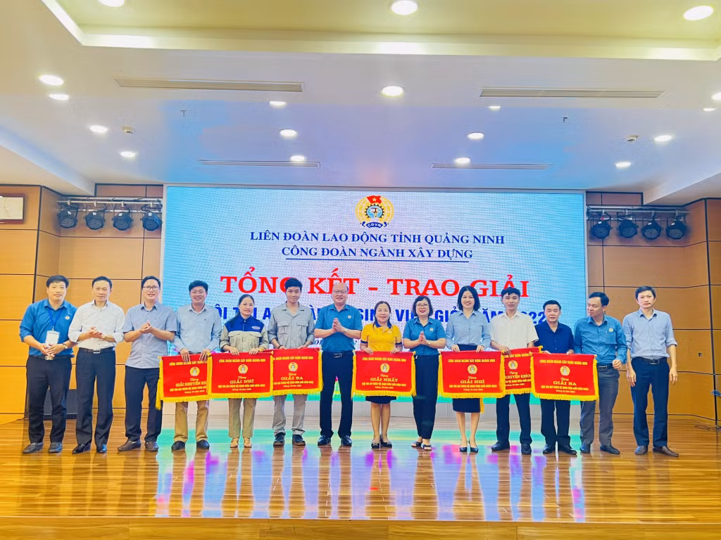 Ban tổ chức trao giải nhất, nhì, ba cho các tập thể.