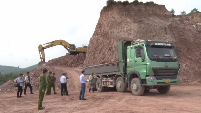 Cơ quan chức năng kiểm tra tại hiện trường.