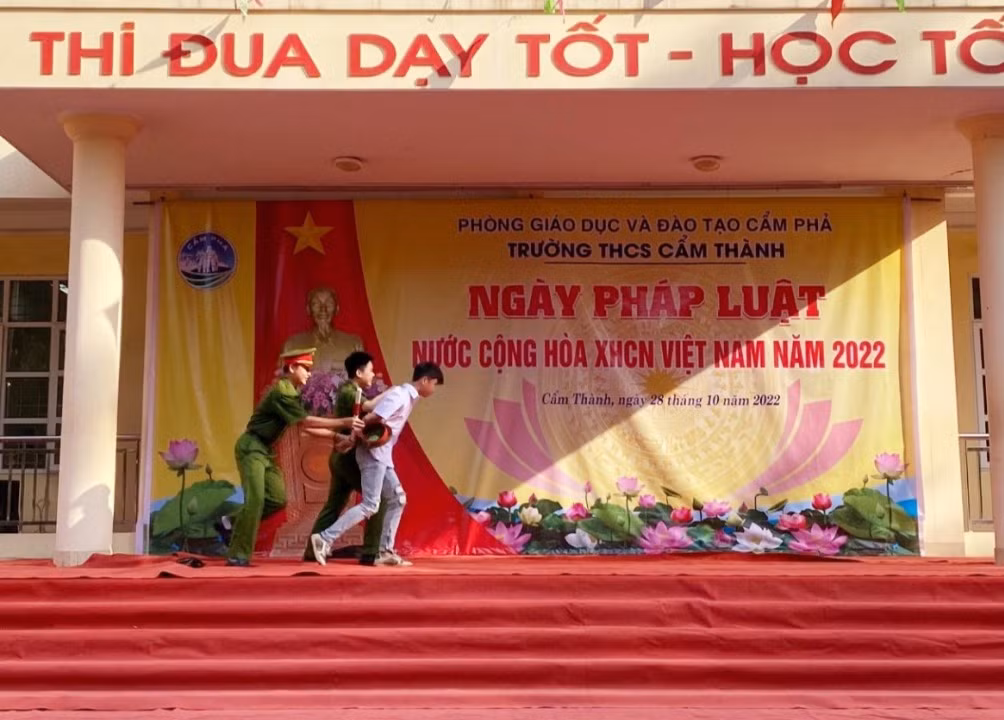 Trường THCS Cẩm Thành tổ chức phổ biến pháp luật cho các em học sinh qua hình thức