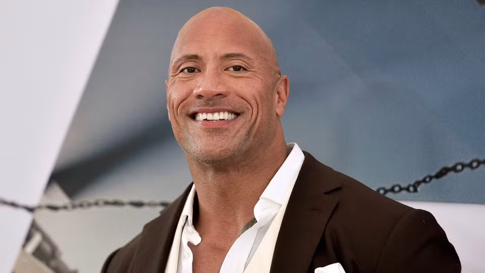 The Rock (1972) tên thật là Dwayne Douglas Johnson. Anh là một cựu đô vật chuyên nghiệp, diễn viên và nhà sản xuất người Mỹ. Ở tuổi 50, The Rock có sự nghiệp lừng lẫy khi tham gia diễn xuất và sản xuất hơn 50 dự án phim ảnh. Anh cũng là một trong những diễn viên có mức thu nhập “khủng” nhất Hollywood hiện tại. Ảnh: Getty Images.