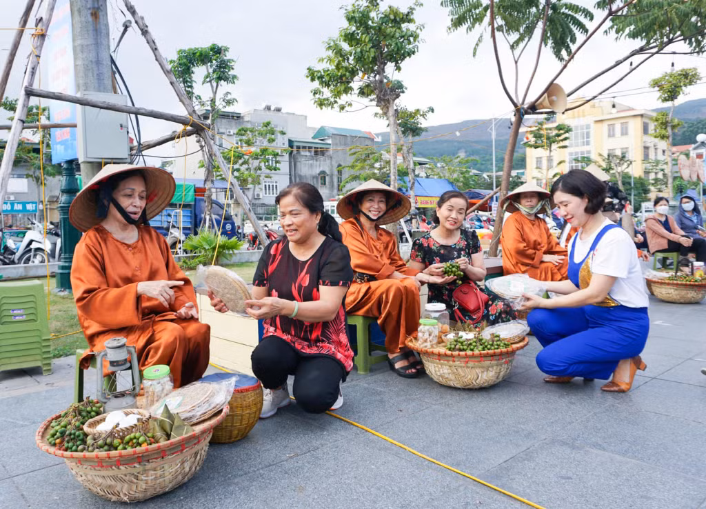 Những thúng mẹt bán dâu da được tái hiện lại trong chợ quê.