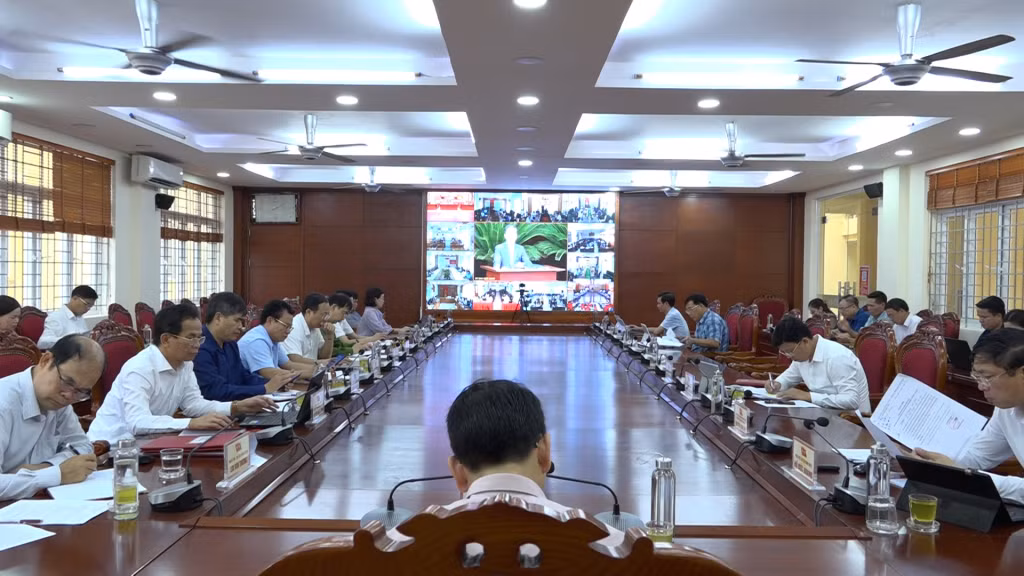 Cán bộ, đảng viên huyện Hải Hà nghe quán triệt và triển khai thực hiện Nghị quyết số 30-NQ/TW của Bộ Chính trị về phát triển kinh tế - xã hội và bảo đảm quốc phòng, an ninh Vùng đồng bằng sông Hồng đến năm 2030, tầm nhìn đến năm 2045.