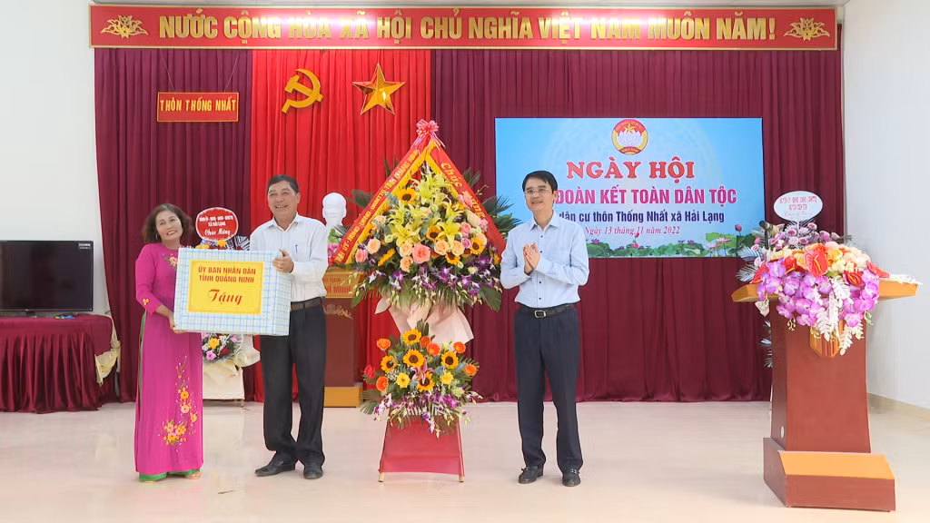 Đồng chí Phạm Văn Thành, Phó Chủ tịch UBND tỉnh tặng hoa và quà cho cán bộ, nhân dân thôn Thống Nhất, xã Hải Lạng, huyện Tiên Yên.