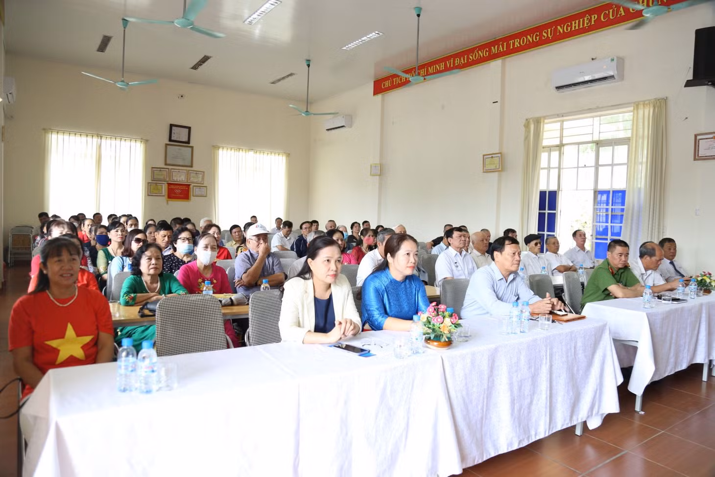 Các đại biểu dự Ngày hội Đại đoàn kết tại khu phố 4, phường Bãi Cháy, TP Hạ Long trong sáng 13/11.