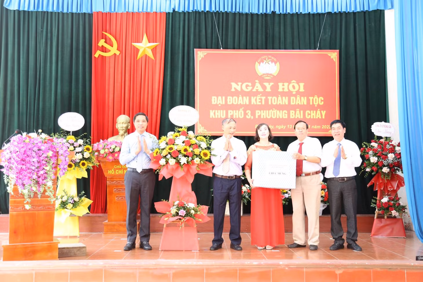 Đồng chí Vũ Văn Diện, Bí thư Thành ủy, Chủ tịch HĐND thành phố tặng hoa chúc mừng Ngày hội