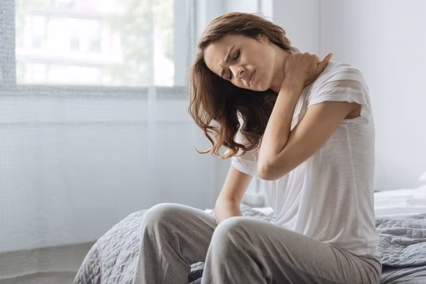 Bệnh đau cổ vai gáy khá phổ biến, có thể do nhiều nguyên nhân khác nhau. Ảnh: ACC.