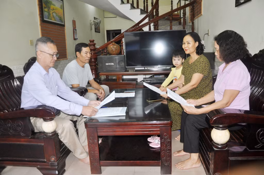 Ông Chính (ngoài cùng) thường xuyên bàn bạc, trao đổi công việc với các cán bộ trong khu phố trước khi triển khai.