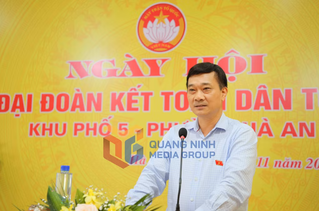 Đồng chí Vũ Hồng Thanh, Ủy viên Ban Chấp hành Trung ương Đảng, Ủy viên Ban Thường vụ Quốc hội, Chủ nhiệm Ủy ban Kinh tế của Quốc hội, Đại biểu Quốc hội tỉnh, phát biểu tại Ngày hội Đại đoàn kết toàn dân tộc tại khu phố 5, phường Hà An, TX Quảng Yên.