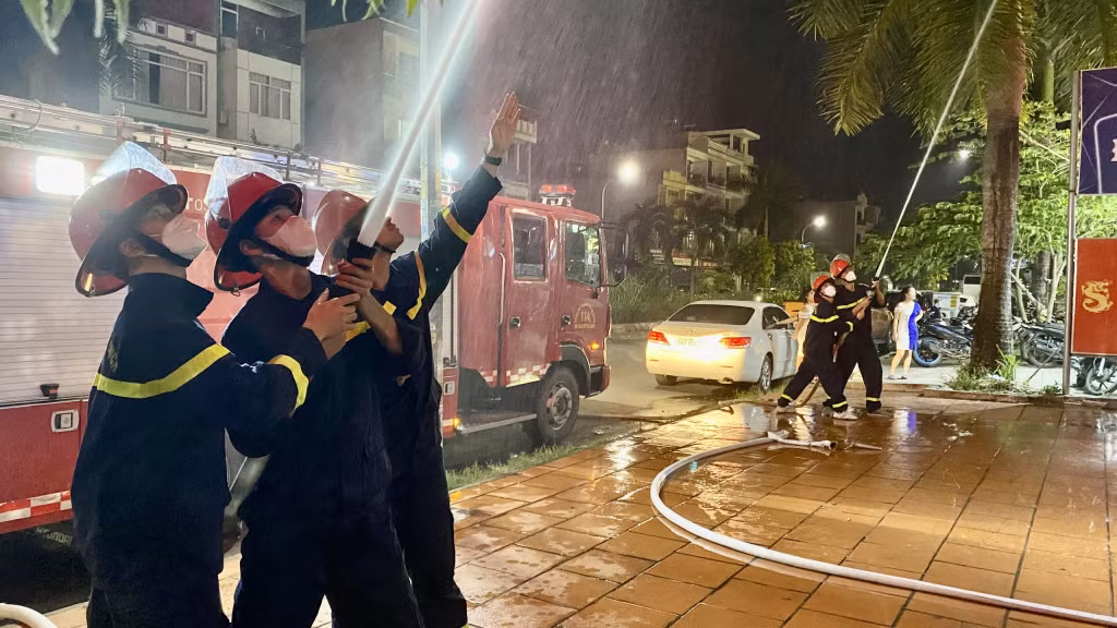 Đội Cảnh sát PCCC&amp;CNCH, Công an TP Hạ Long phối hợp thực tập phương án chữa cháy tại cơ sở kinh doanh dịch vụ karaoke trên địa bàn thành phố. Ảnh: Hoàng Nga