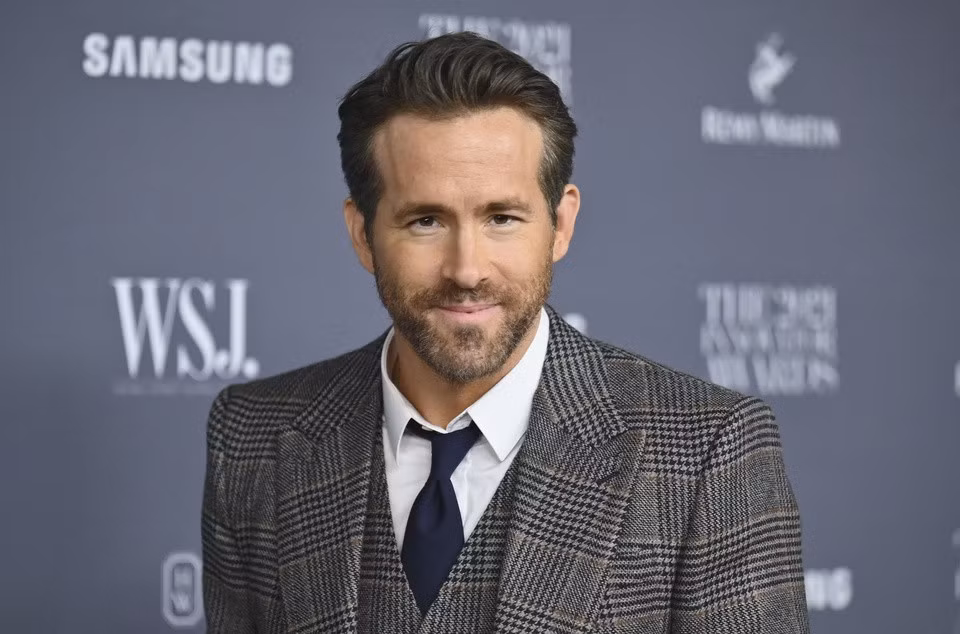 Ryan Reynolds (1976) là nam diễn viên, nhà sản xuất phim nổi tiếng người Canada. Từng ngụp lặn trong kinh đô Hollywood suốt một thời gian dài, Reynolds rốt cuộc cũng đã bước vào danh sách tài tử hạng A với Deadpool, bộ phim siêu anh hùng phá cách năm 2016. Ảnh: Punemirror.
