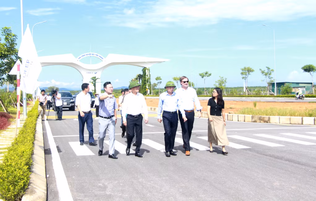 Đồng chí Nguyễn Xuân Ký, Ủy viên Trung ương Đảng, Bí thư Tỉnh ủy, Chủ tịch HĐND tỉnh cùng đoàn công tác kiểm tra tại KCN Bắc Tiền Phong (TX Quảng Yên), tháng 9/2022.