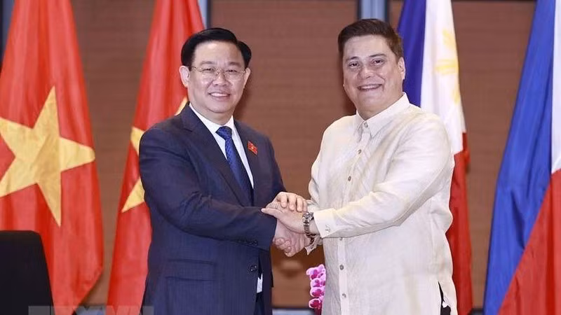 Chủ tịch Thượng viện Philippines Juan Miguel F. Zubiri và Chủ tịch Quốc hội Vương Đình Huệ tại hội đàm. (Ảnh: Doãn Tấn/TTXVN)