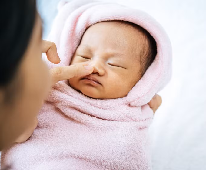 Ba mẹ cần vệ sinh mũi cho trẻ đúng cách theo hướng dẫn của bác sĩ. Ảnh: Freepik