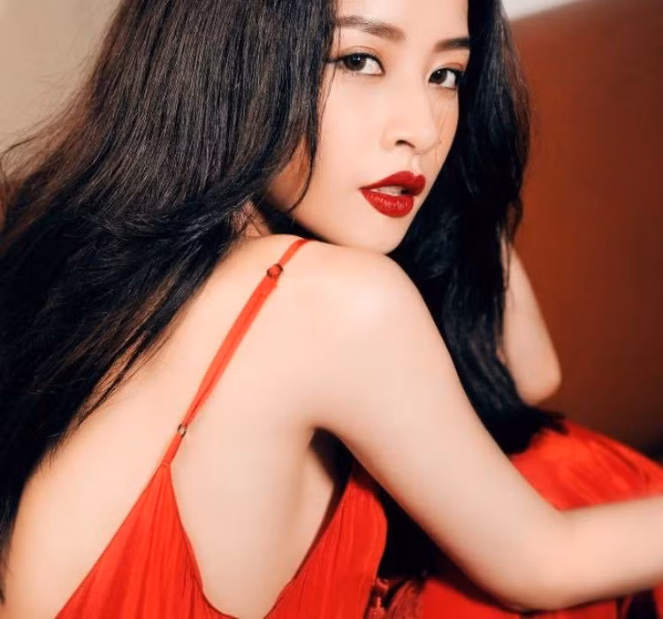 Chi Pu nổi tiếng từ danh xưng hot girl, ăn mặc có gu, đã lấn sân vào hoạt động nghệ thuật. Ảnh: FBNV