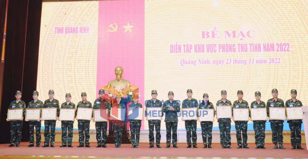 Đồng chí Nguyễn Xuân Ký, Ủy viên BCH Trung ương Đảng, Bí thư Tỉnh uỷ, Chủ tịch HĐND tỉnh, Trưởng BCĐ diễn tập KVPT tỉnh, tặng bằng khen của UBND tỉnh cho các tập thể và cá nhân có thành tích xuất sắc trong cuộc diễn tập KVPT tỉnh Quảng Ninh năm 2022 (11-2022). Ảnh: Minh Đức