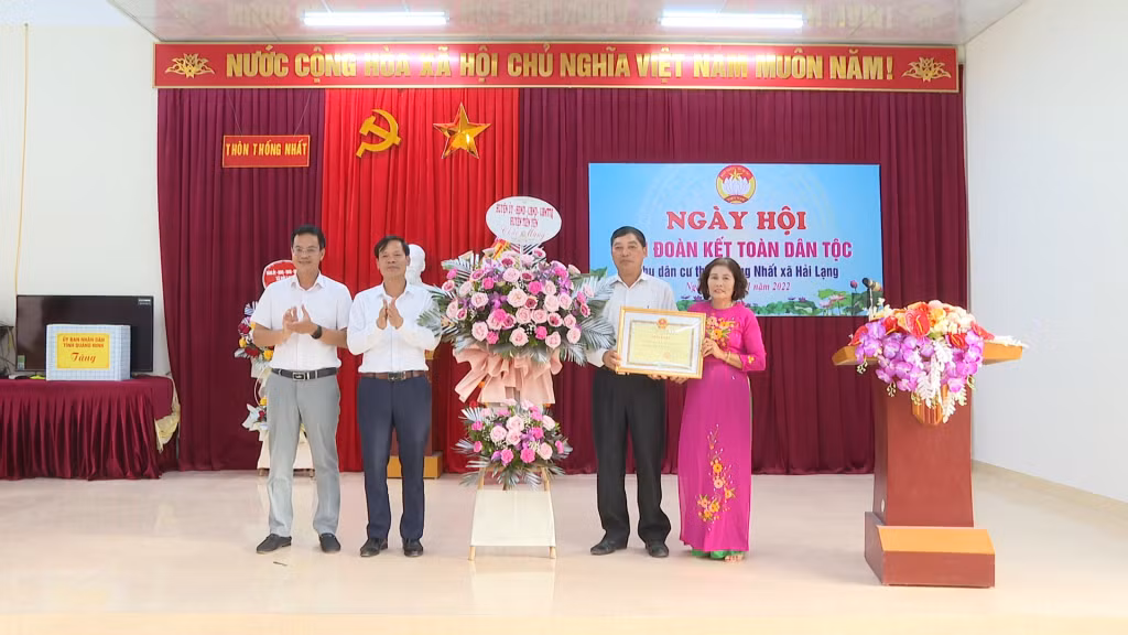 Lãnh đạo huyện Tiên Yên tặng hoa và giấy khen cho cán bộ, nhân dân thôn Thống Nhất, xã Hải Lạng, huyện Tiên Yên.