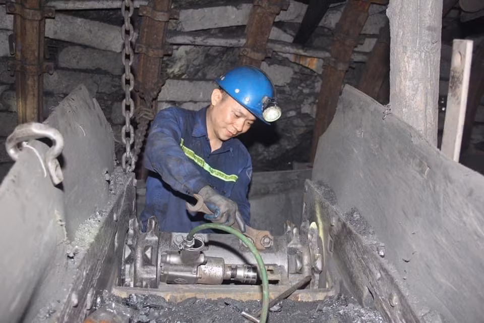Kỹ sư Trần Văn Long, Công ty Than Thống Nhất - TKV, là một trong những tấm gương thanh niên tiêu biểu của tỉnh trong lao động, sản xuất.