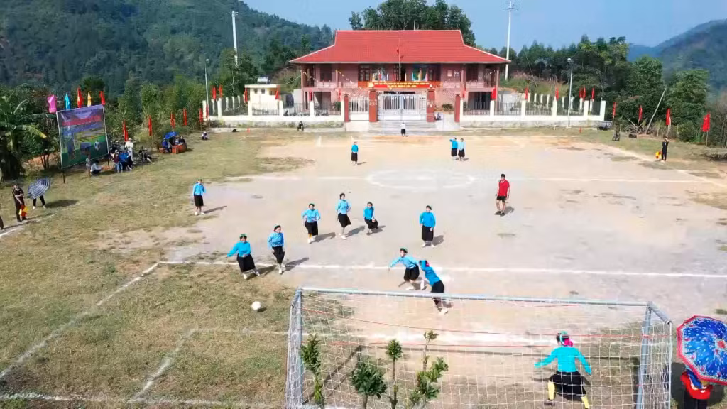 Thiếu nữ Sán Chỉ mặc váy đá bóng, vui chơi hội xuân.