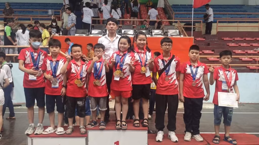Chu Đức Huy (thứ 3 từ trái sang) đoạt 5 Huy chương Vàng tại Giải vô địch Cờ tướng trẻ quốc gia năm 2022.