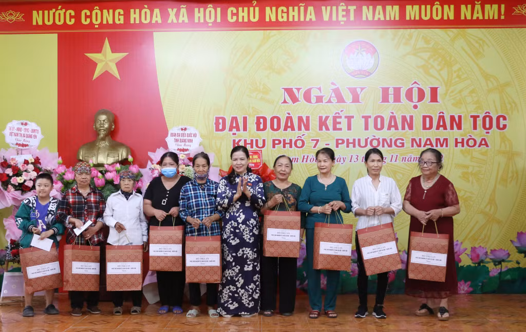 Đồng chí Vũ Hồng Thanh tặng quà cho các hộ gia đình có hoàn cảnh khó khăn trên địa bàn khu 5, phường Hà An.