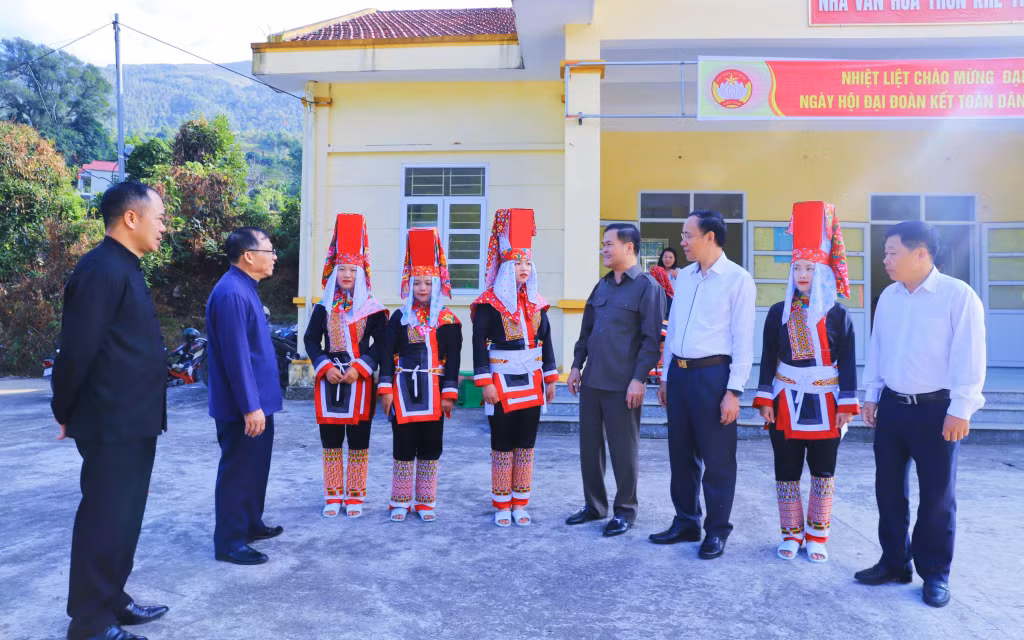 Đồng chí Bùi Văn Khắng, Ủy viên BTV Tỉnh ủy, Phó Chủ tịch UBND tỉnh cùng lãnh đạo huyện Bình Liêu trò chuyện, hỏi thăm tình hình đời sống của bà con thôn Khe Tiền.