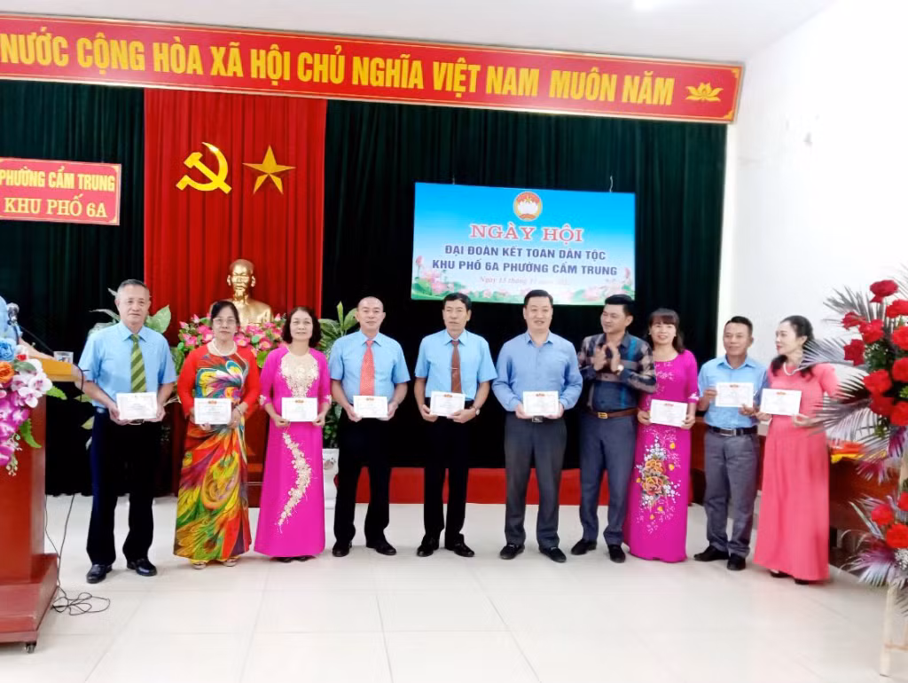Gia đình ông Nguyễn Hữu Chính (ngoài cùng, bên trái) là một trong những gia đình văn hoá tiêu biểu 2020-2022, được tặng giấy khen của phường Cẩm Trung trong dịp tổ chức Ngày hội đại đoàn kết toàn dân tộc 13/11/2022.