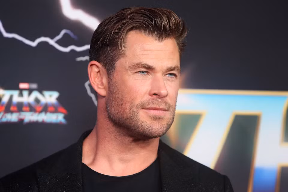 Chris Hemsworth (1983) là một diễn viên người Australia, nổi tiếng khi thủ vai Thần Sấm trong loạt phim siêu anh hùng thuộc Vũ trụ Điện ảnh Marvel. Chính vai diễn này đã giúp anh trở thành một trong những diễn viên hàng đầu và được trả cát-xê cao nhất thế giới. Ảnh: Getty Images.