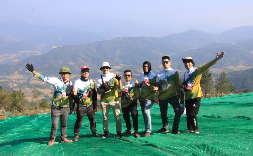 Các phi công cùng nhau lưu lại những bức ảnh đẹp giữa thiên nhiên hùng vĩ của núi rừng Bình Liêu.