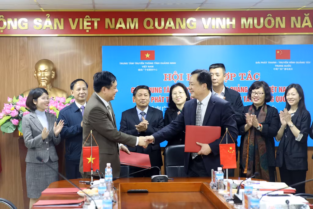 Lãnh đạo Trung tâm Truyền thông tỉnh Quảng Ninh (Việt Nam) và Đài PT-TH Quảng Tây (Trung Quốc) ký biên bản ghi nhớ hợp tác năm 2019. Ảnh: Hùng Sơn