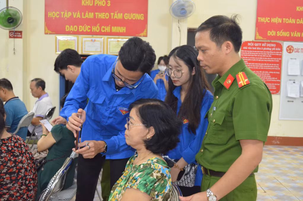 Công an và Đoàn Thanh niên phường Yết Kiêu (TP Hạ Long) hướng dẫn người dân cài ứng dụng VNeID và lập tài khoản định danh điện tử.