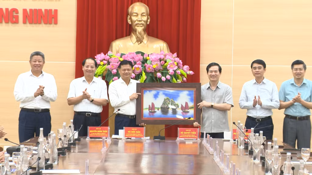 Đồng chí Vũ Quyết Tiến, Trưởng ban Tổ chức Tỉnh ủy tặng tranh kỷ niệm đoàn công tác TP Hà Nội.