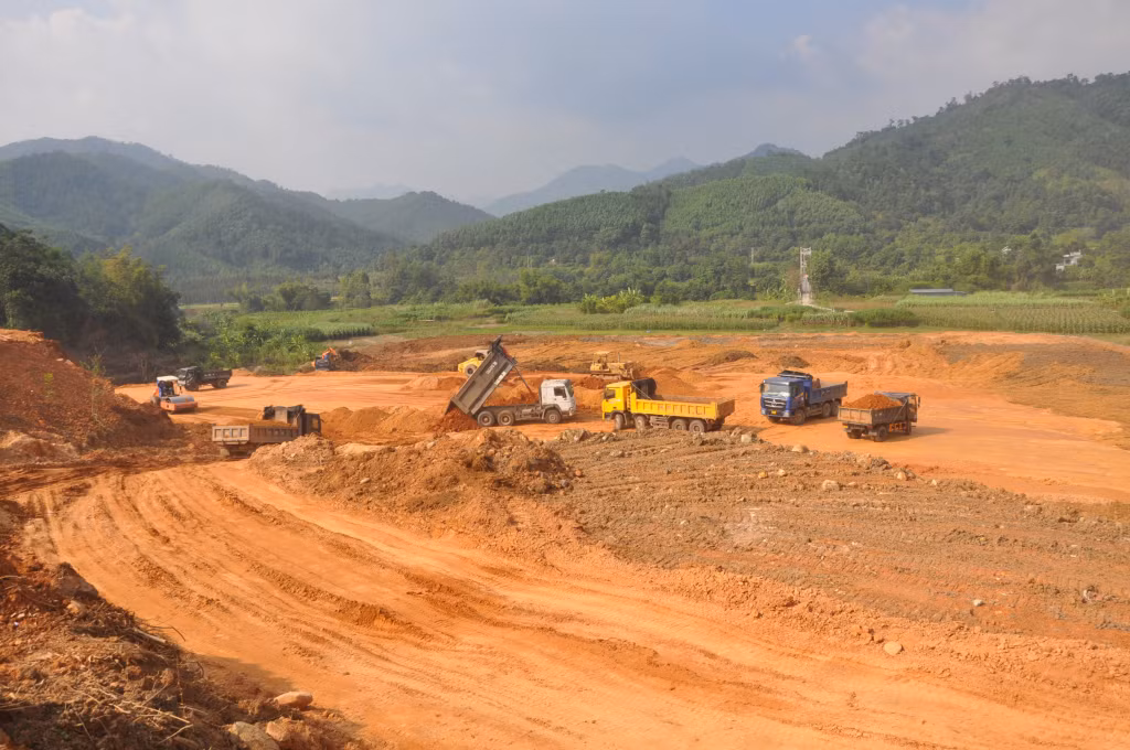 Công trình Trường THPT Bình Liêu đang được đẩy nhanh tiến độ thi công.