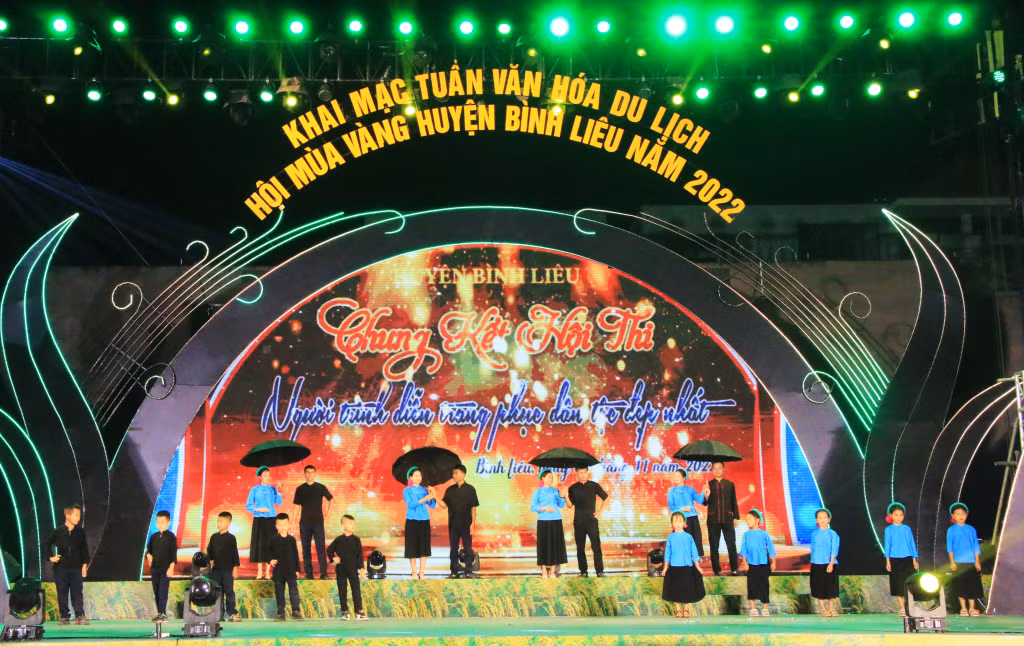 Trang phục truyền thống của dân tộc Sán Chỉ.