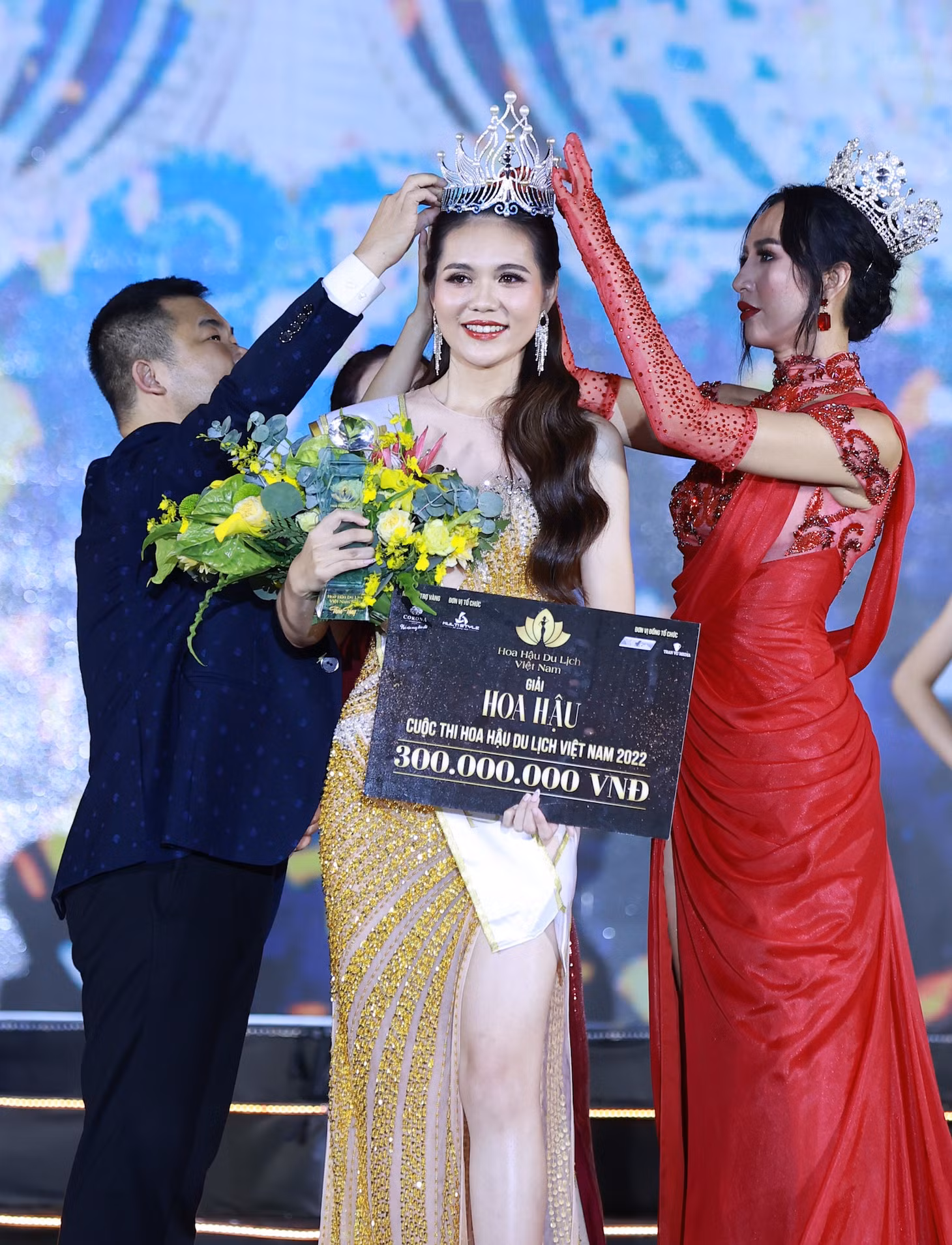 Tân Hoa hậu Lương Kỳ Duyên (giữa).