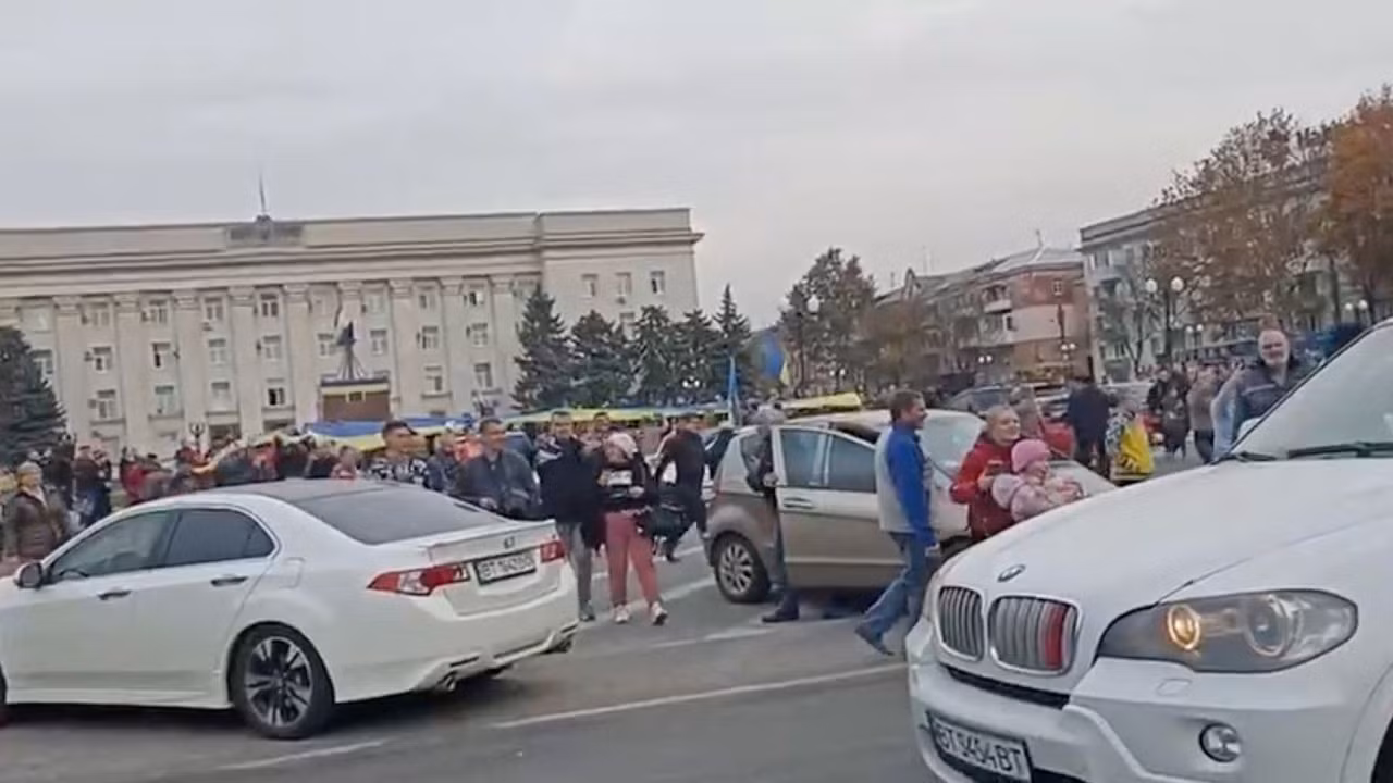 Người dân đổ xô ra quảng trường trung tâm Kherson sau khi lực lượng Nga rút đi. Ảnh: Reuters