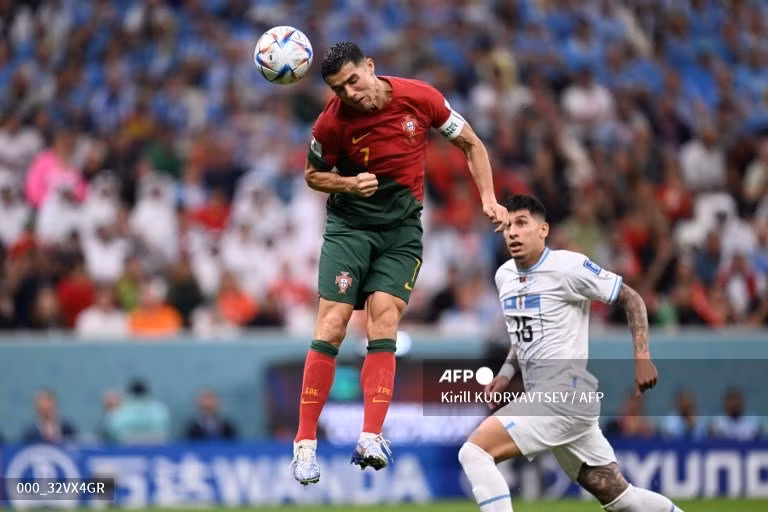 Tình huống đánh đầu gây tranh cãi của Ronaldo. Ảnh: AFP