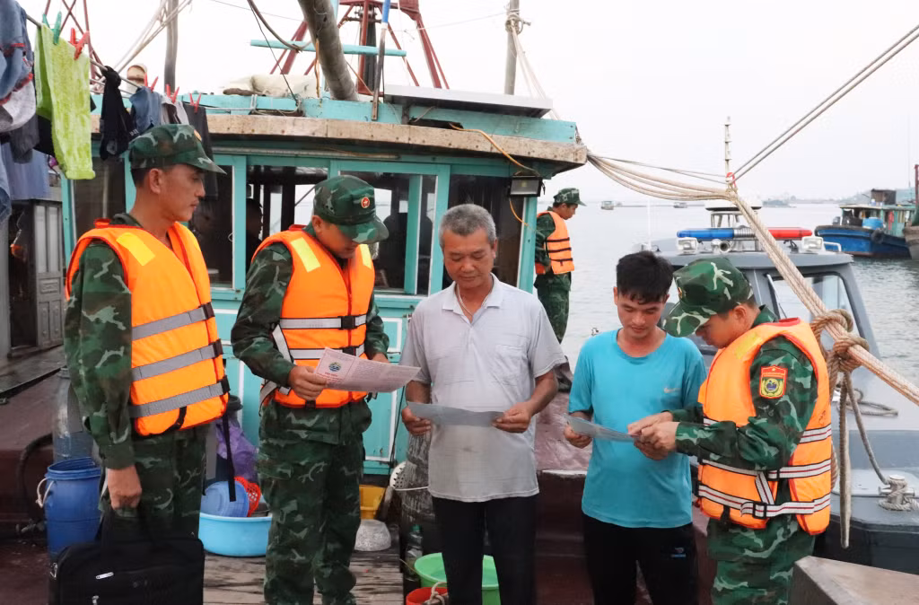 Lực lượng biên phòng Mũi Ngọc, Đồn Biên Phòng Trà Cổ (Móng Cái) tuyên truyền cho người dân không thực hiện khai thác thủy sản trái phép làm ảnh hưởng đến môi trường biển.