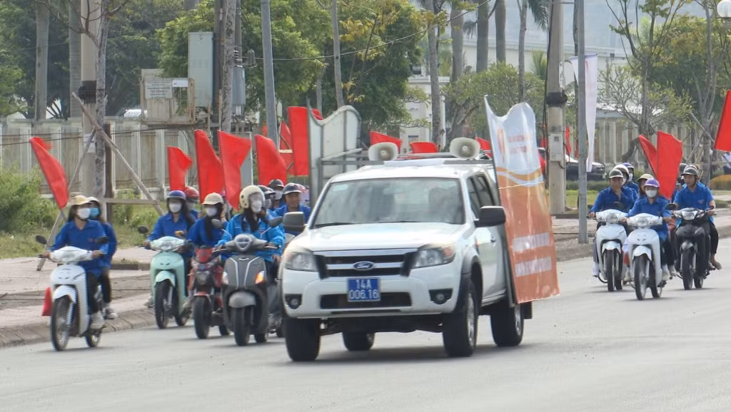 Các đại biểu và nhân dân xuống đường tuyên truyền